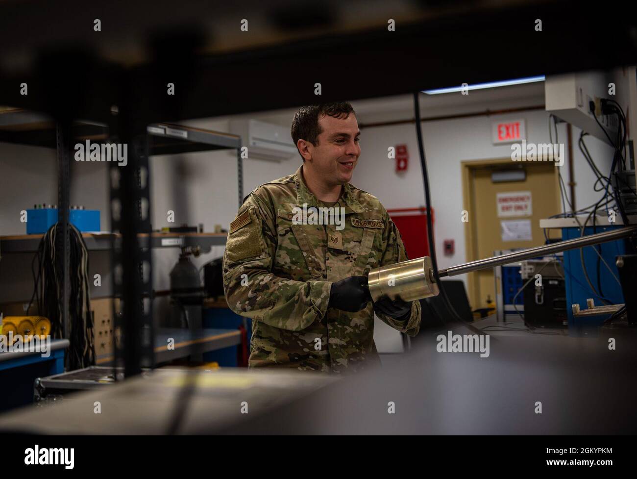 Personale Sgt. Clinton Curley, 379th Expeditionary Maintenance Squadron electronics Supervisor, regola una coppia su un set di test di guida missilistica durante una valutazione di verifica dell'allineamento di bersagli missilistici 30 luglio 2021, presso la base aerea al Udeid, Qatar. Curley è membro del 379a EMXS Precision Measurement Equipment Laboratory che calibra le apparecchiature per le unità nell'area di responsabilità Air Forces Central. Foto Stock