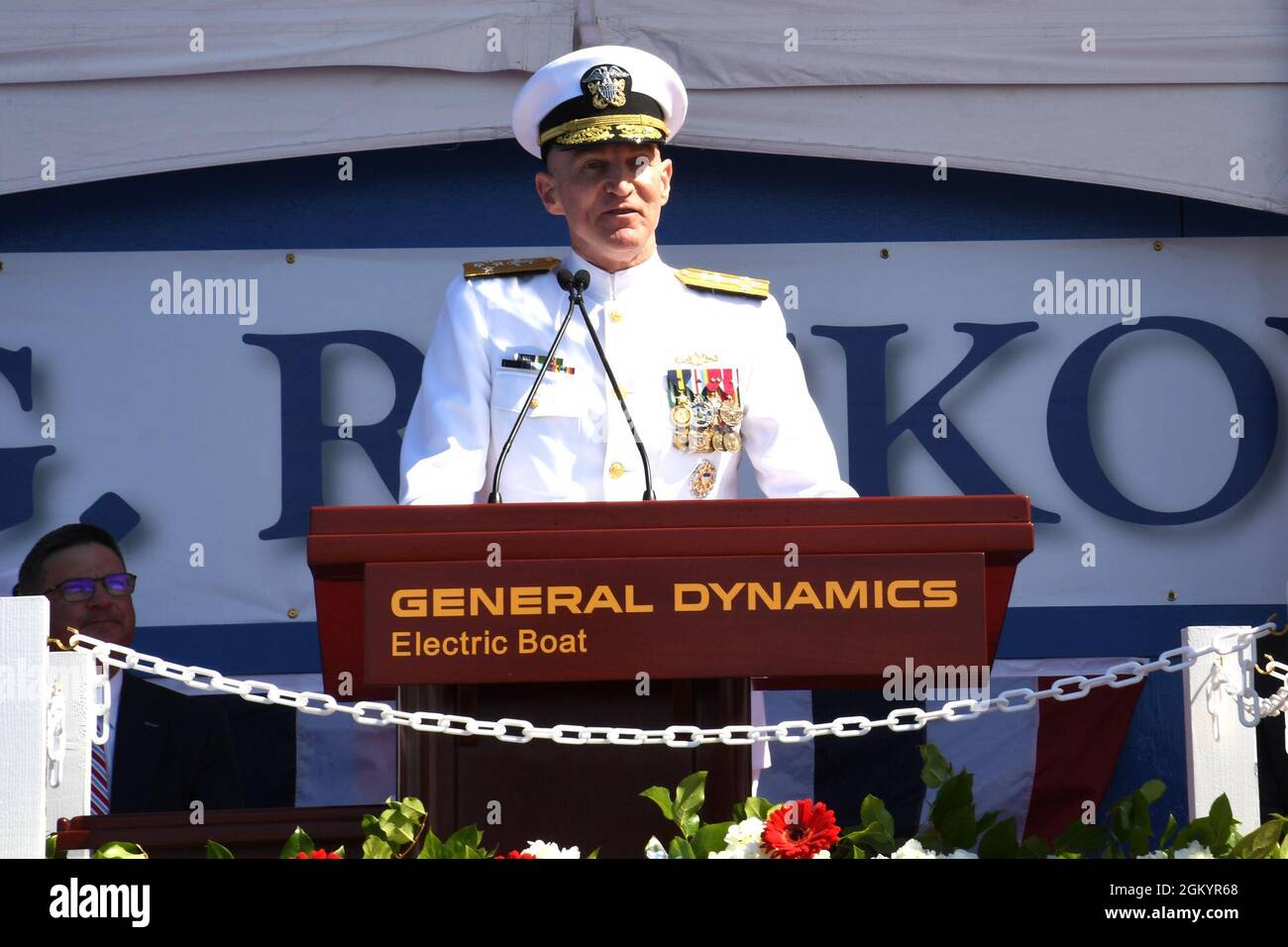 210731-N-GR655-134 GROTON, Conn. (31 luglio 2021) – ADM. James Caldwell, Jr., direttore del Naval Nuclear Propulsion Program, presenta osservazioni di fronte all'unità di pre-commissioning (PCU) Hyman G. Rickover (SSN 795) durante una cerimonia di battesimo presso lo stabilimento di General Dynamics Electric Boat di Groton, Conn., 31 luglio 2021. Rickover e l'equipaggio opereranno sotto Submarine Squadron (SUBRON) FOUR la cui missione principale è quella di fornire sottomarini di attacco che siano pronti, disposti e in grado di affrontare le sfide uniche di combattimento sottomarino e operazioni dispiegate in ambienti imperdonabili attraverso la Th Foto Stock
