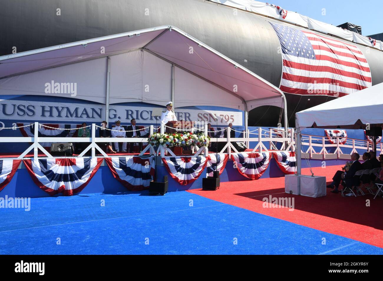 210731-N-GR655-157 GROTON, Conn. (31 luglio 2021) – ADM. James Caldwell, Jr., direttore del Naval Nuclear Propulsion Program, presenta osservazioni di fronte all'unità di pre-commissioning (PCU) Hyman G. Rickover (SSN 795) durante una cerimonia di battesimo presso lo stabilimento di General Dynamics Electric Boat di Groton, Conn., 31 luglio 2021. Rickover e l'equipaggio opereranno sotto Submarine Squadron (SUBRON) FOUR la cui missione principale è quella di fornire sottomarini di attacco che siano pronti, disposti e in grado di affrontare le sfide uniche di combattimento sottomarino e operazioni dispiegate in ambienti imperdonabili attraverso la Th Foto Stock