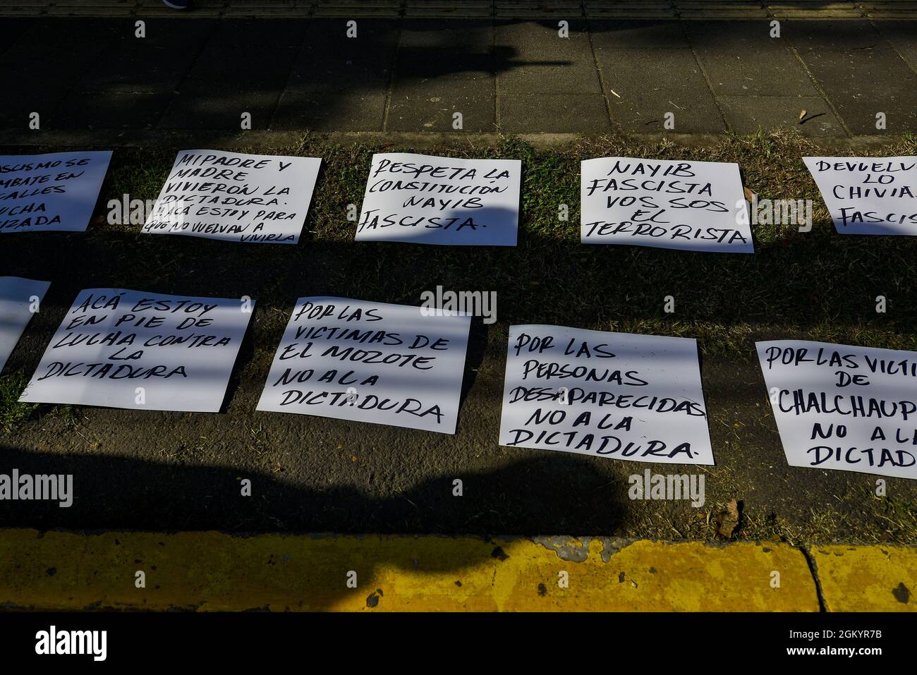 San Salvador, El Salvador. 15 settembre 2021. Migliaia di persone hanno protestato contro il governo per la legge Bitcoin e le misure autoritarie. El Salvador e il resto dell'America Centrale commemorano il 200° anniversario dell'Indipendenza dal regno spagnolo. (Credit Image: © Camilo Freedman/ZUMA Press Wire) Foto Stock