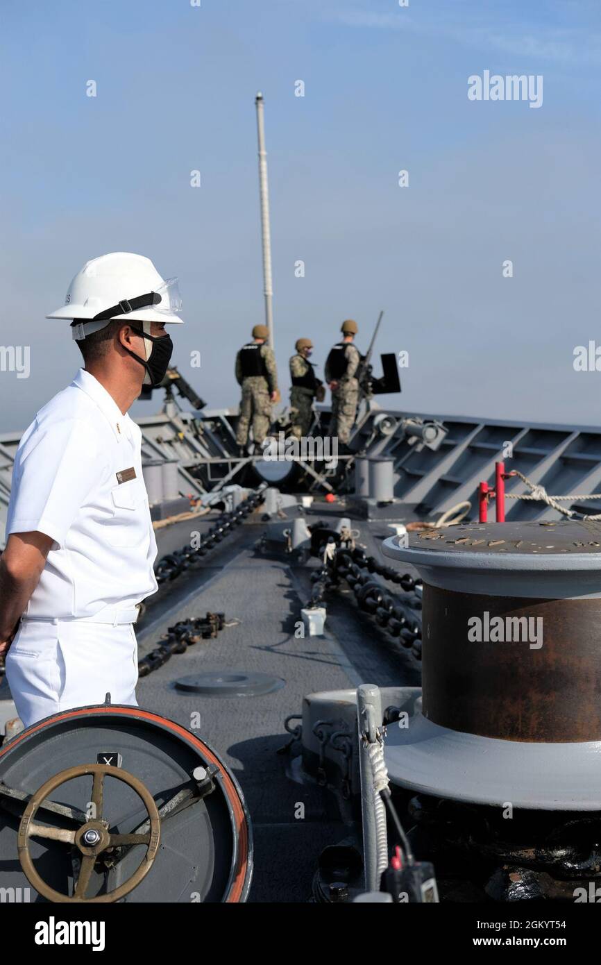 210730-N-AQ141-1005 OCEANO PACIFICO (30 luglio 2021) Senior Chief Boatswain’s Mate Guadalupe Rivera, nativo di Reedley, California, equipaggia le rotaie come incrociatore classe Ticonderoga USS Lake Champlain (CG 57) parte dalla Stazione Navale di San Diego, 30 luglio 2021. Il lago Champlain è utilizzato a sostegno delle operazioni globali di sicurezza marittima. Foto Stock