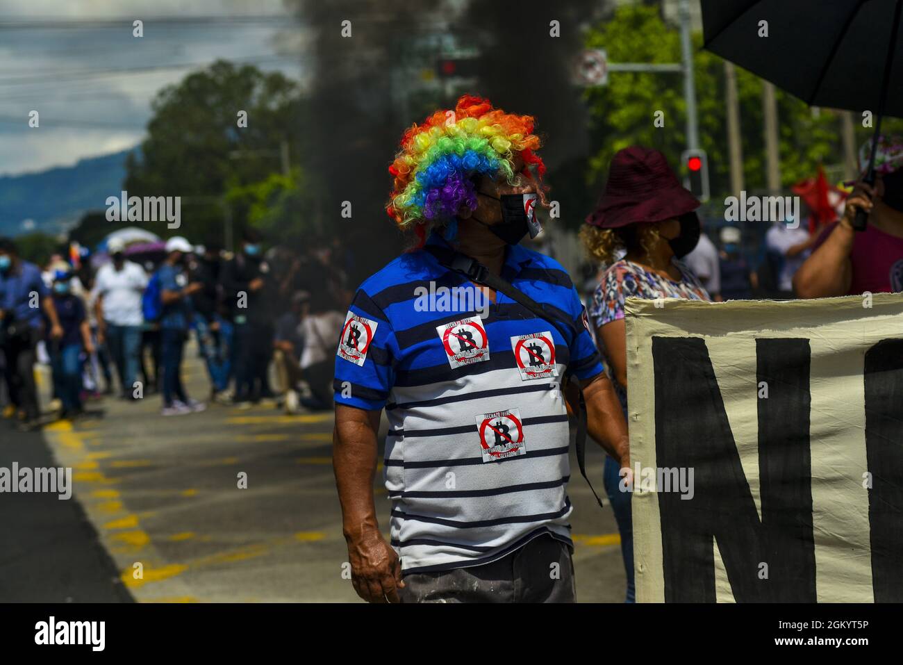 San Salvador, El Salvador. 15 settembre 2021. Migliaia di persone hanno protestato contro il governo per la legge Bitcoin e le misure autoritarie. El Salvador e il resto dell'America Centrale commemorano il 200° anniversario dell'Indipendenza dal regno spagnolo. (Credit Image: © Camilo Freedman/ZUMA Press Wire) Foto Stock
