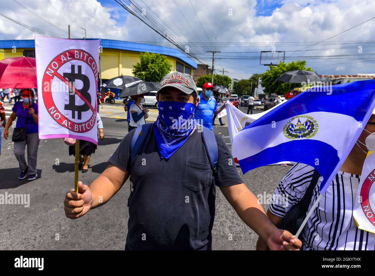 San Salvador, El Salvador. 15 settembre 2021. Migliaia di persone hanno protestato contro il governo per la legge Bitcoin e le misure autoritarie. El Salvador e il resto dell'America Centrale commemorano il 200° anniversario dell'Indipendenza dal regno spagnolo. (Credit Image: © Camilo Freedman/ZUMA Press Wire) Foto Stock
