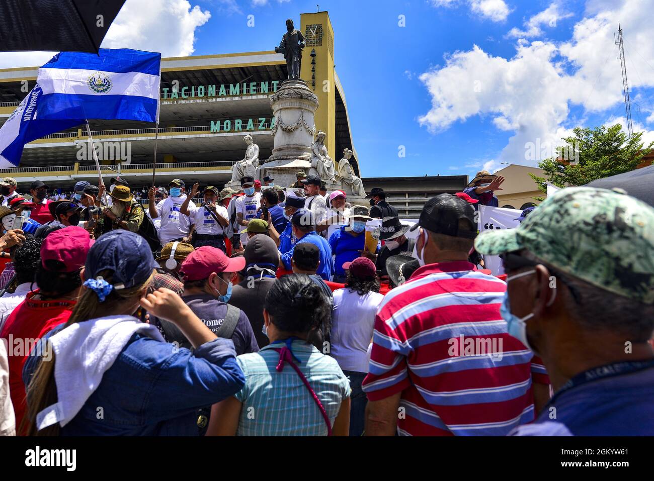 San Salvador, El Salvador. 15 settembre 2021. Migliaia di persone hanno protestato contro il governo per la legge Bitcoin e le misure autoritarie. El Salvador e il resto dell'America Centrale commemorano il 200° anniversario dell'Indipendenza dal regno spagnolo. (Credit Image: © Camilo Freedman/ZUMA Press Wire) Foto Stock