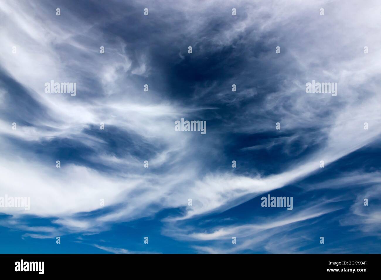 Le nuvole di Cirrus nel cielo (primo piano). Foto Stock