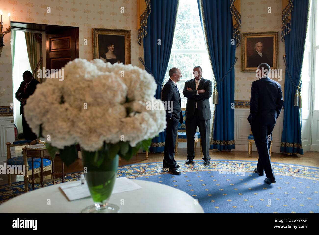 Il presidente Barack Obama parla con Phil Schiliro, assistente speciale di sinistra del presidente per gli affari legislativi, E Michael Strautmanis, assistente speciale del presidente e capo di stato maggiore dell'Ufficio per l'impegno pubblico e gli affari intergovernativi, nella Sala Blu della Casa Bianca, prima della firma della riforma del bilancio sanitario dei Veterani e della legge sulla trasparenza, 22 ottobre 2009. (Foto ufficiale della Casa Bianca di Pete Souza) questa fotografia ufficiale della Casa Bianca è resa disponibile solo per la pubblicazione da parte delle organizzazioni di notizie e/o per uso personale la stampa dal soggetto(i) del phot Foto Stock