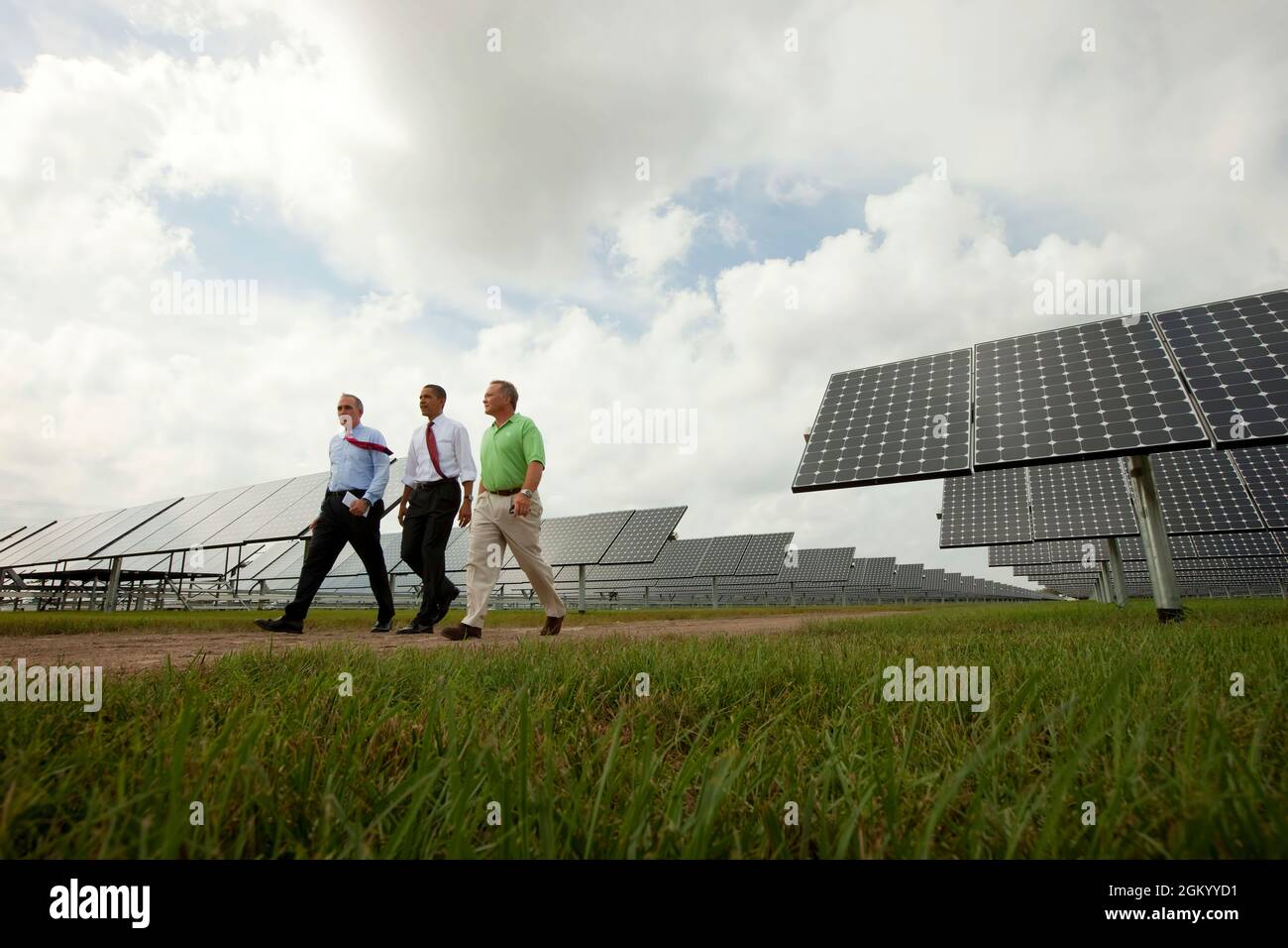 Il presidente Barack Obama fa un tour del DeSoto Next Generation Solar Energy Center con Lew Hey, presidente e CEO di FPL Group, a sinistra, e Greg Bove, FPL Construction Manager, ad Arcadia, Flat., 27 ottobre 2009. (Foto ufficiale della Casa Bianca di Chuck Kennedy) questa fotografia ufficiale della Casa Bianca è resa disponibile solo per la pubblicazione da parte delle organizzazioni di notizie e/o per uso personale la stampa dal soggetto(i) della fotografia. La fotografia non può essere manipolata in alcun modo e non può essere utilizzata in materiali commerciali o politici, pubblicità, e-mail, prodotti, promozioni che in qualsiasi modo suggerisce un Foto Stock