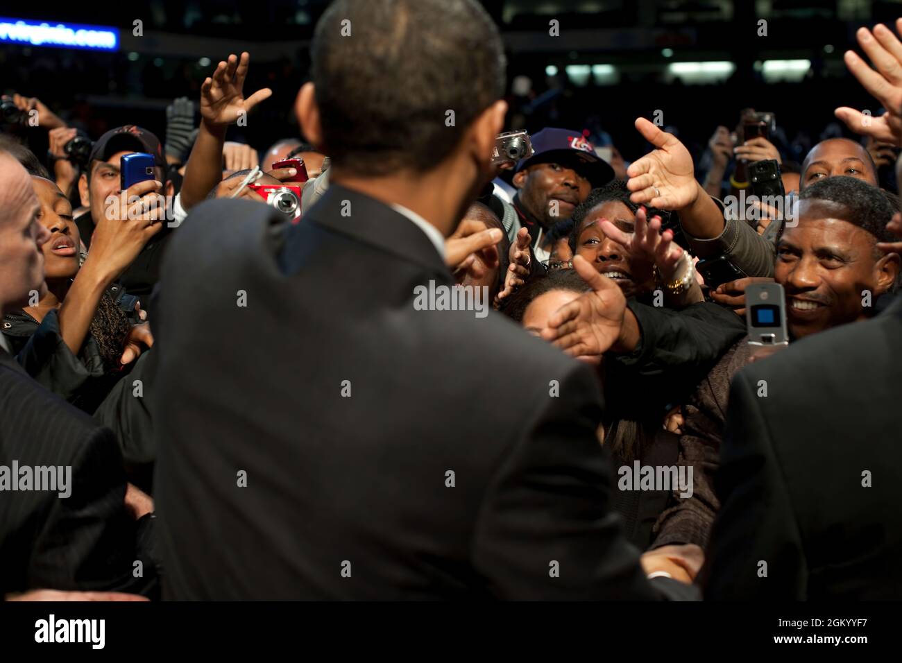 Il presidente Barack Obama saluta la gente durante un rally per il candidato gubernatorial della Virginia Creigh Deeds al Convocation Center at Old Dominion University in Norfolk, Va., 27 ottobre 2009. (Foto ufficiale della Casa Bianca di Pete Souza) questa fotografia ufficiale della Casa Bianca è resa disponibile solo per la pubblicazione da parte delle organizzazioni di notizie e/o per uso personale la stampa dal soggetto(i) della fotografia. La fotografia non può essere manipolata in alcun modo e non può essere utilizzata in materiali commerciali o politici, pubblicità, e-mail, prodotti, promozioni che in qualsiasi modo suggerisca approvazione o finali Foto Stock