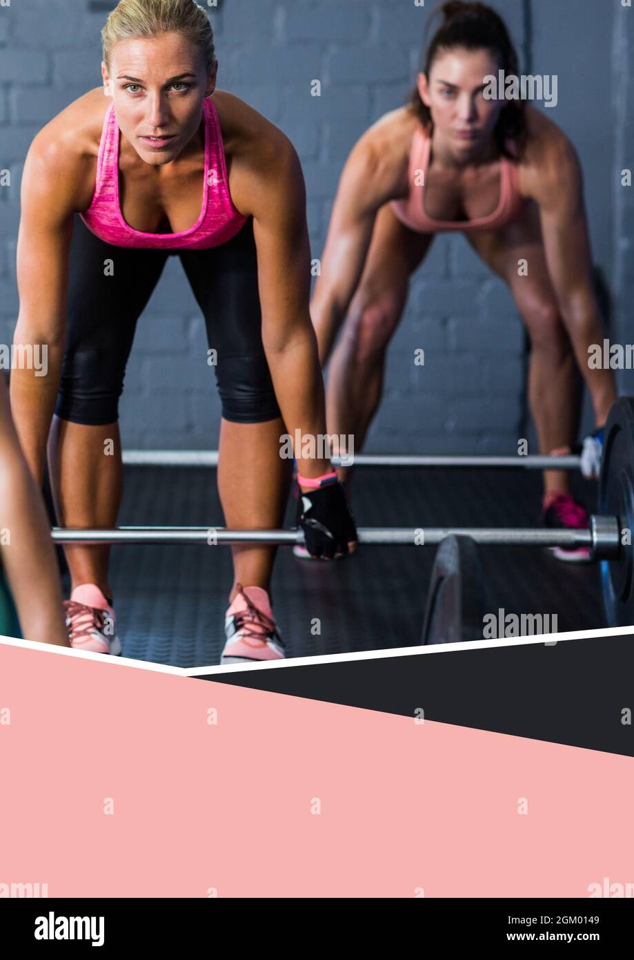 Banner rosa e grigio con spazio copia contro due donne caucasiche in forma che si allenano in palestra Foto Stock