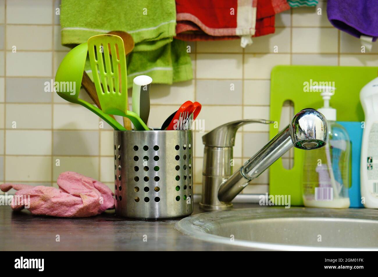 Utensili da cucina nel contenitore sul banco da cucina Foto Stock