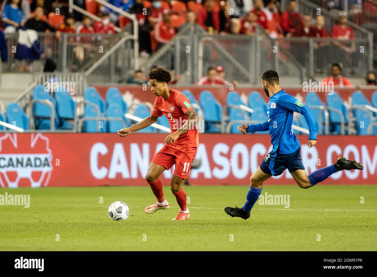 Toronto, Canada, 8 settembre 2021: Tajon Buchanan (No.11) del Team Canada in azione contro Alex Roldan (No.15) del Team El Salvador durante il CONCACAF FIFA World Cup Qualificando 2022 partita contro El Salvador al BMO Field di Toronto, Canada. Il Canada ha vinto la partita 3-0. Foto Stock