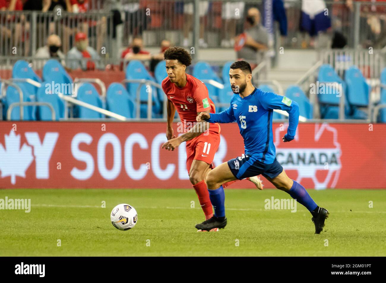 Toronto, Canada, 8 settembre 2021: Tajon Buchanan (No.11) del Team Canada in azione contro Alex Roldan (No.15) del Team El Salvador durante il CONCACAF FIFA World Cup Qualificando 2022 partita contro El Salvador al BMO Field di Toronto, Canada. Il Canada ha vinto la partita 3-0. Foto Stock