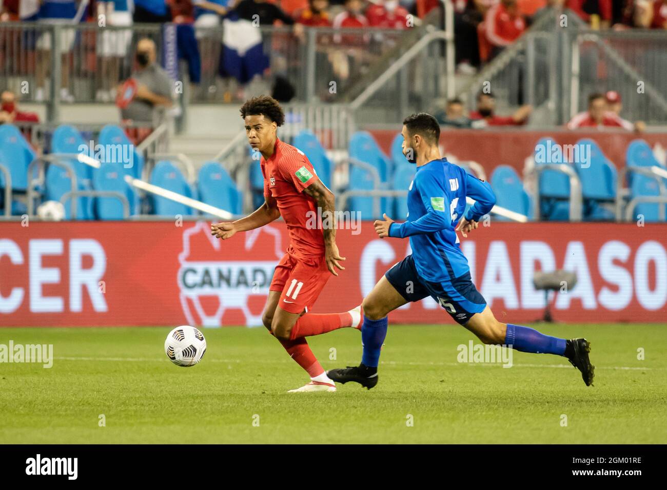 Toronto, Canada, 8 settembre 2021: Tajon Buchanan (No.11) del Team Canada in azione contro Alex Roldan (No.15) del Team El Salvador durante il CONCACAF FIFA World Cup Qualificando 2022 partita contro El Salvador al BMO Field di Toronto, Canada. Il Canada ha vinto la partita 3-0. Foto Stock