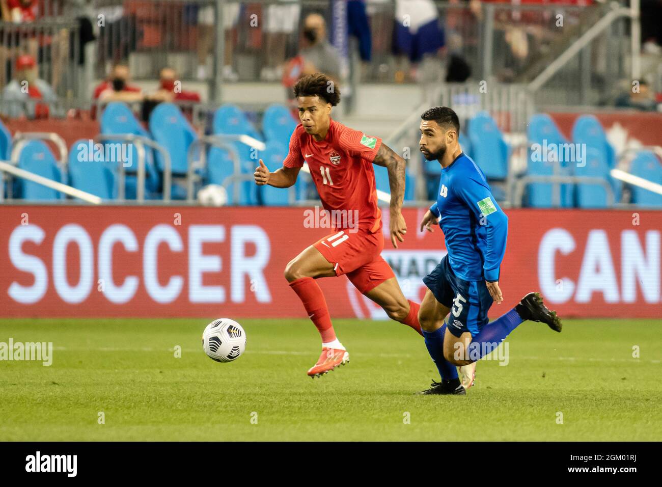 Toronto, Canada, 8 settembre 2021: Tajon Buchanan (No.11) del Team Canada in azione contro Alex Roldan (No.15) del Team El Salvador durante il CONCACAF FIFA World Cup Qualificando 2022 partita contro El Salvador al BMO Field di Toronto, Canada. Il Canada ha vinto la partita 3-0. Foto Stock