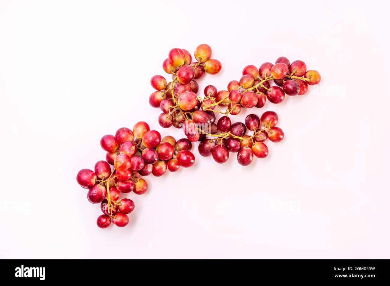 diversi grappoli di uve da tavola rosse deliziosamente mature pronte per essere assaporate come uno spuntino di frutta Foto Stock
