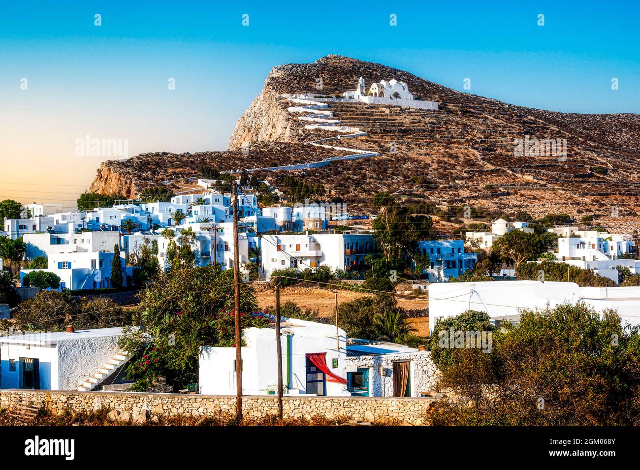 Il villaggio greco di Chora con la Chiesa di Panagia sopra il villaggio sulla collina Foto Stock