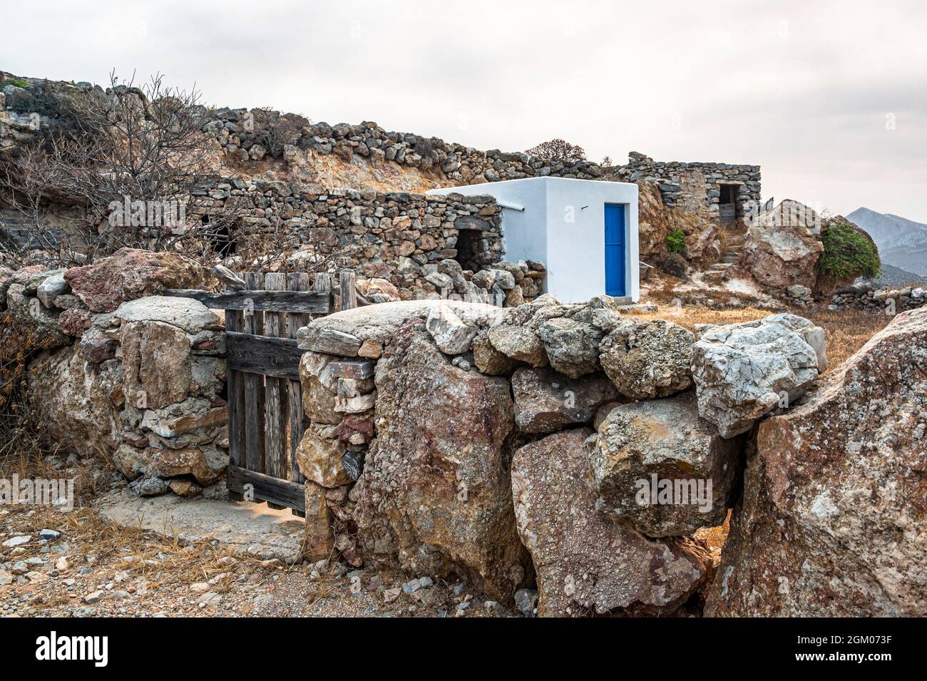 Fattoria rifugio per attrezzi e animali all'interno di un corallo roccioso che mostra sia vecchia e nuova struttura Foto Stock