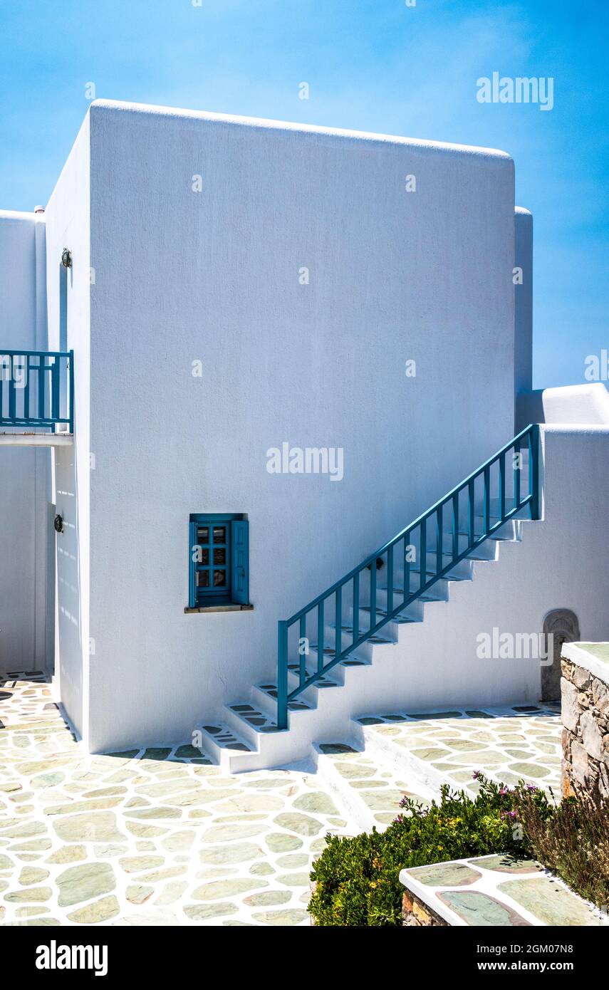Semplice edificio greco blu e bianco con forma quadrata e bordi lisci rotondi Foto Stock