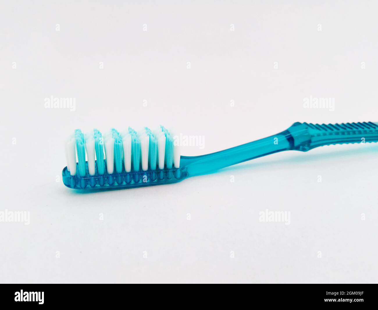 Lo spazzolino è stato utilizzato su uno sfondo bianco isolato Foto stock -  Alamy