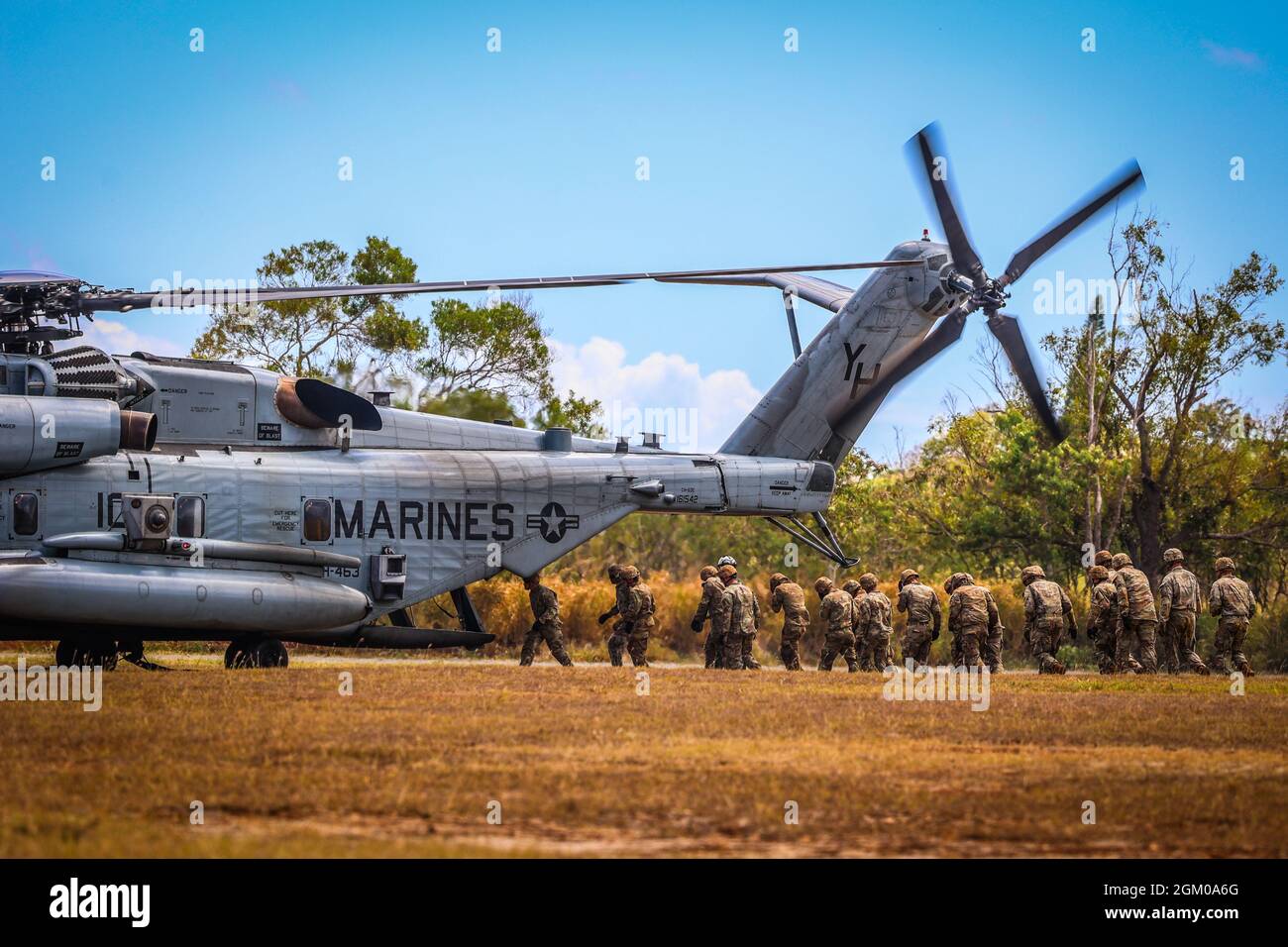 Schofeld Barracks, HI — Soldates from Charlie Battery “Copperheads”, 3° Battaglione, 7° Artiglieria da campo, 25° Artiglieria Divisione fanteria (25° DIVARTY) Imbracatura ha caricato un howitzer M777A2 su un CH-53E mentre conducevo esercitazioni di addestramento dell'elevatore con Marines da Battaglione 3 di logistica di combattimento e Squadron pesante marino 463 di Helicopter come parte dell'operazione “Steel Crucible” il 14 settembre 2021 a Schofeld Barracks, Hawaii. Questo esercizio ha aumentato le competenze di Joint Air Assault in un ambiente multi-dominio. Operation Steel Crucible è un completo, complesso esercizio di battaglione di 2 settimane composto da chiave Foto Stock