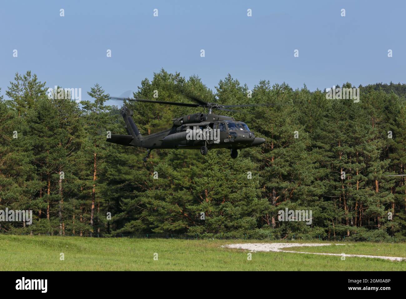 I soldati statunitensi con la prima brigata dell'aviazione di combattimento si preparano a sbarcare un elicottero UH-60 Blackhawk dopo una missione che sostiene il secondo reggimento di cavalleria durante il raccordo di Sabre 21 all'area di addestramento di Hohenfels, Germania, 14 settembre 2021. Sabre Junction 21 è una settima rotazione di addestramento di combattimento diretta dall'Esercito degli Stati Uniti Europa-Africa per il secondo reggimento di cavalleria dell'Esercito degli Stati Uniti presso il Joint Multinational Readiness Center dal 26 agosto 2021 al 29 settembre 2021. L'esercizio è stato progettato per valutare e valutare la disponibilità del reggimento a eseguire operazioni unificate di terra in un comune, combinato e. Foto Stock