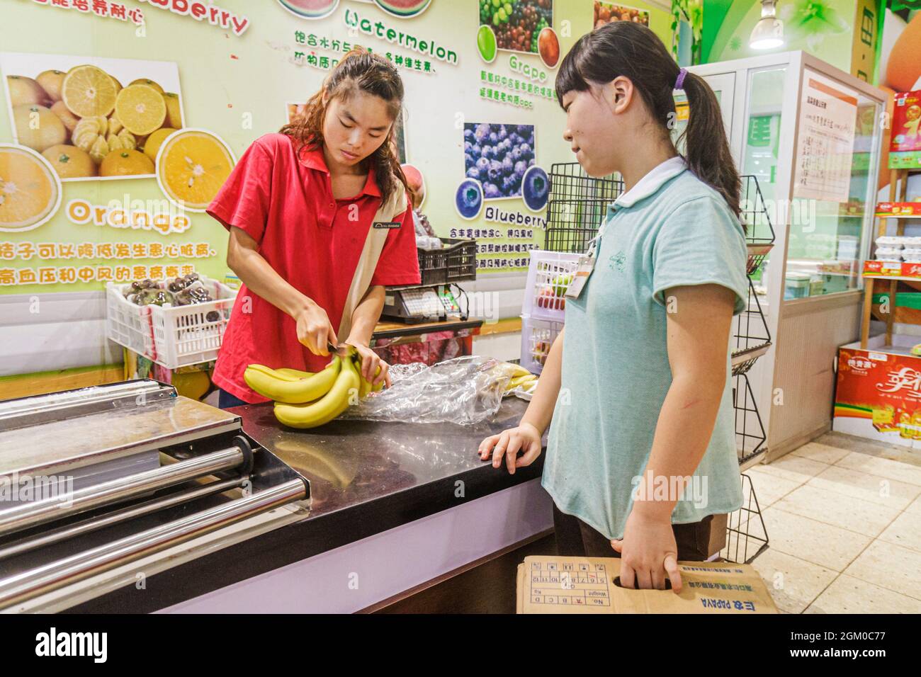 Pechino Cina, centro Rainbow, all'interno del supermercato negozio di alimentari mercato interno, asiatico donna cinese donna nuova dipendente lavoratore uniforme formazione Foto Stock