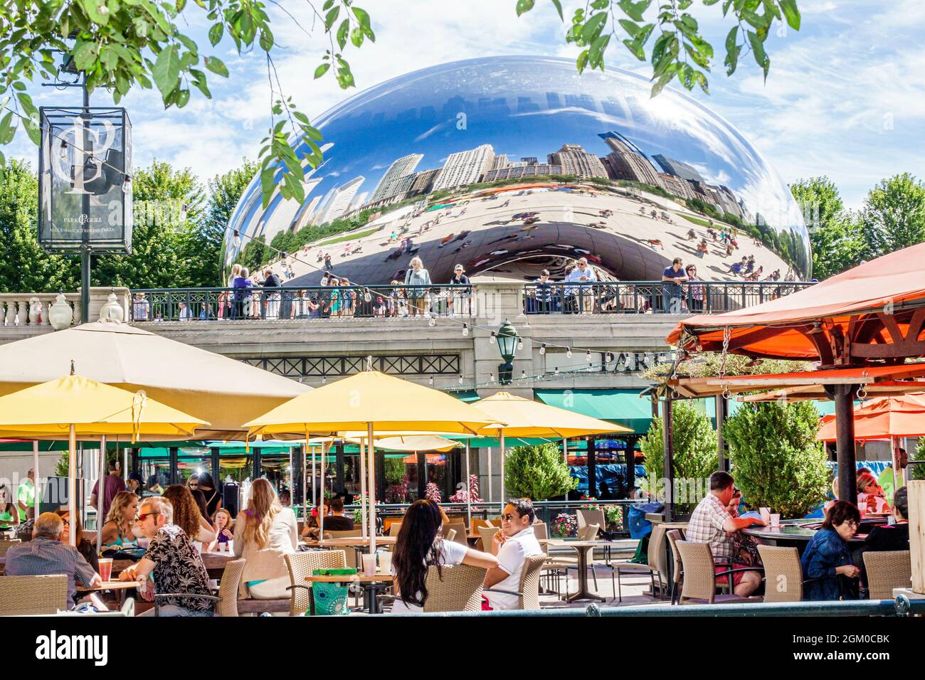 Chicago Illinois, Millennium Park, Park Grill, ristorante che serve tavoli all'aperto con ombrelloni, Cloud Gate l'artista dei fagioli Anish Kapoor Reflection Foto Stock