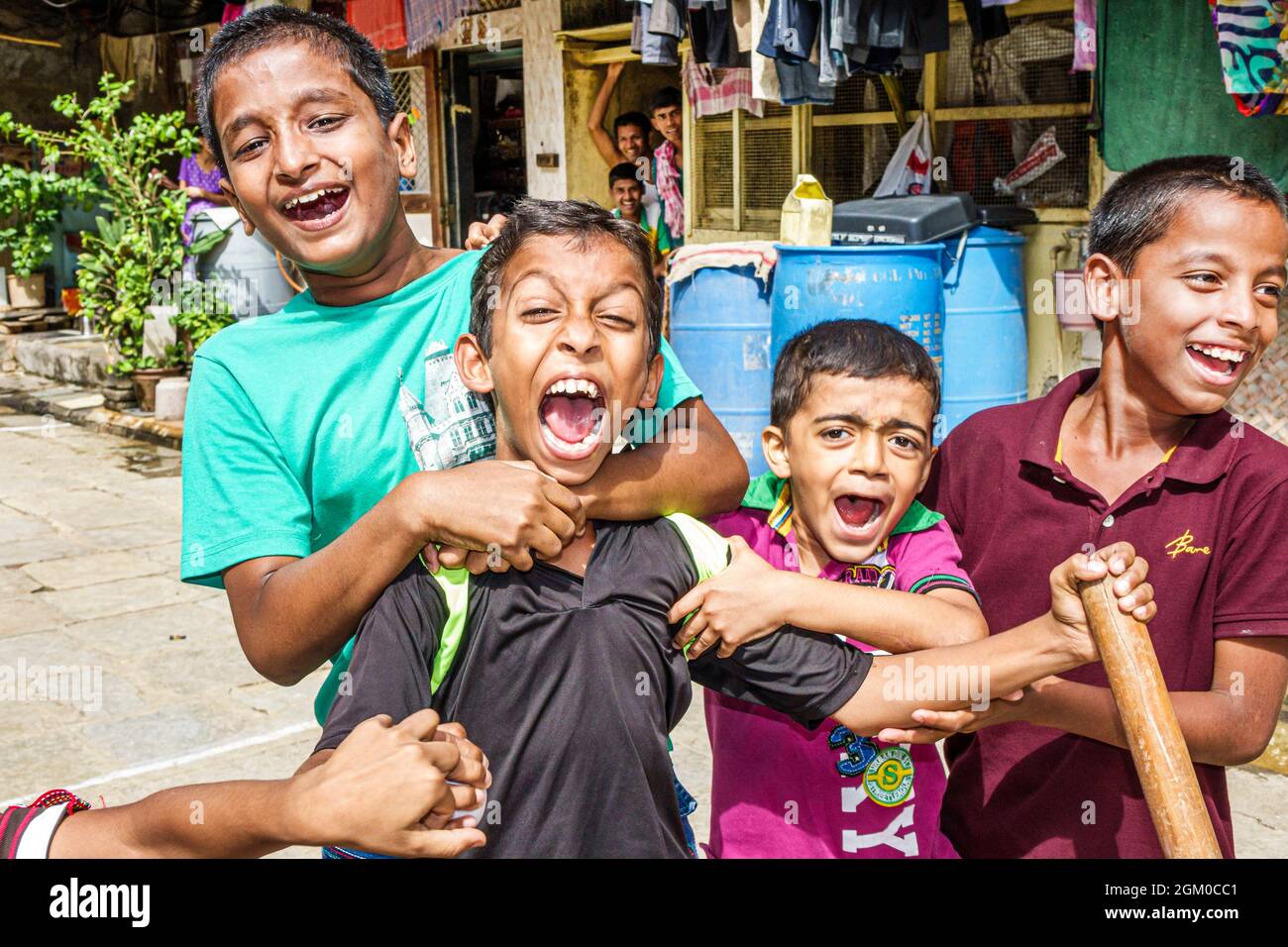 Mumbai India,Lower Parel,Asian Indian boys kids children friends playing,Hari Bag Box Cricket League Inner city yelling cheering i compagni di squadra eccitati Foto Stock