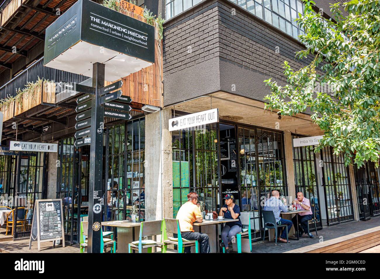 Johannesburg Sud Africa, Maboneng District Arts on Main, quartiere urbano gentrified Fox Street, mangiare il vostro cuore fuori ristorante pranzo al fresco Foto Stock