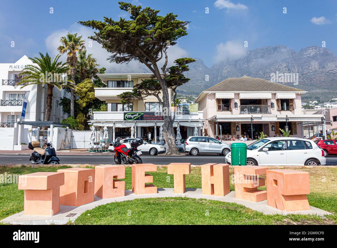 Città del Capo Sud Africa, Camps Bay Beach Victoria Road, Table Mountain National Park Mynt Cafe ristoranti arte pubblica Foto Stock