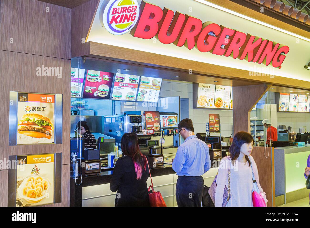 Repubblica di Cina, Taiwan, Taipei Taoyuan International Airport terminal, gate Burger King fast food clienti banco ristorante Foto Stock