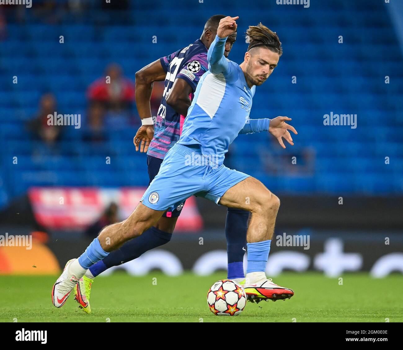 Jack Grealish #10 di Manchester City detiene Nordi Mukiele di RB Leipzig in , il 15/2021. (Foto di Craig Thomas/News Images/Sipa USA) Foto Stock