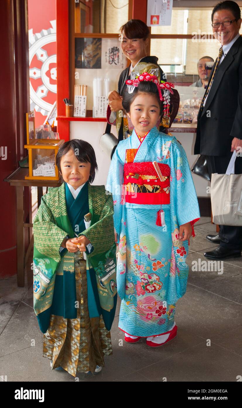 I bambini giapponesi vestiti in costume tradizionale per il Festival sette-cinque-tre, visitano un santuario con i loro genitori, nel Parco Ueno, Tokyo Foto Stock