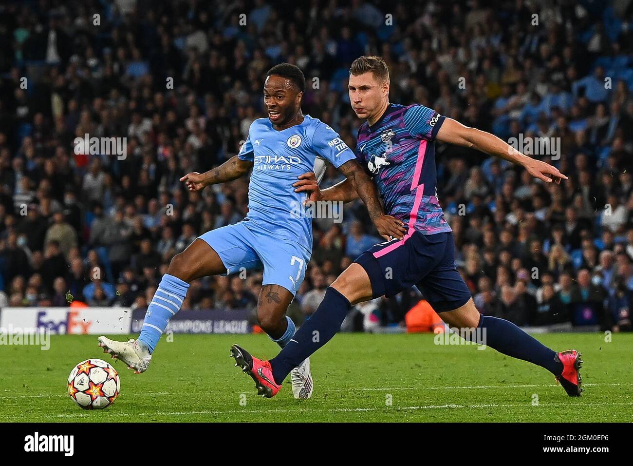 Raheem Sterling #7 di Manchester City batte per la palla con Willi Orban di RB Leipzig Foto Stock