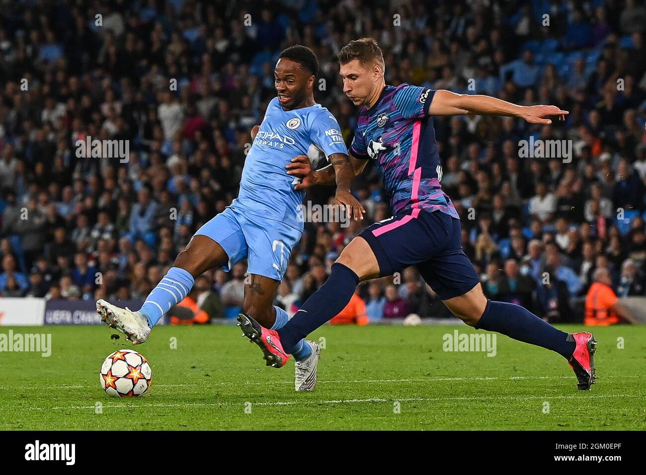 Raheem Sterling #7 di Manchester City batte per la palla con Willi Orban di RB Leipzig Foto Stock