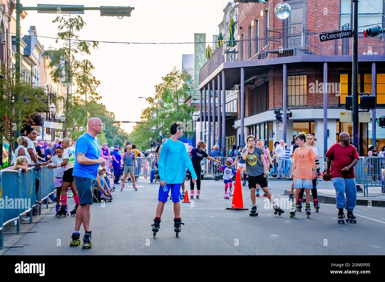 Persone pattinare lungo Dauphin Street durante Roll Mobile, 10 settembre 2021, a Mobile, Alabama. La notte di skate si svolge mensilmente. Foto Stock