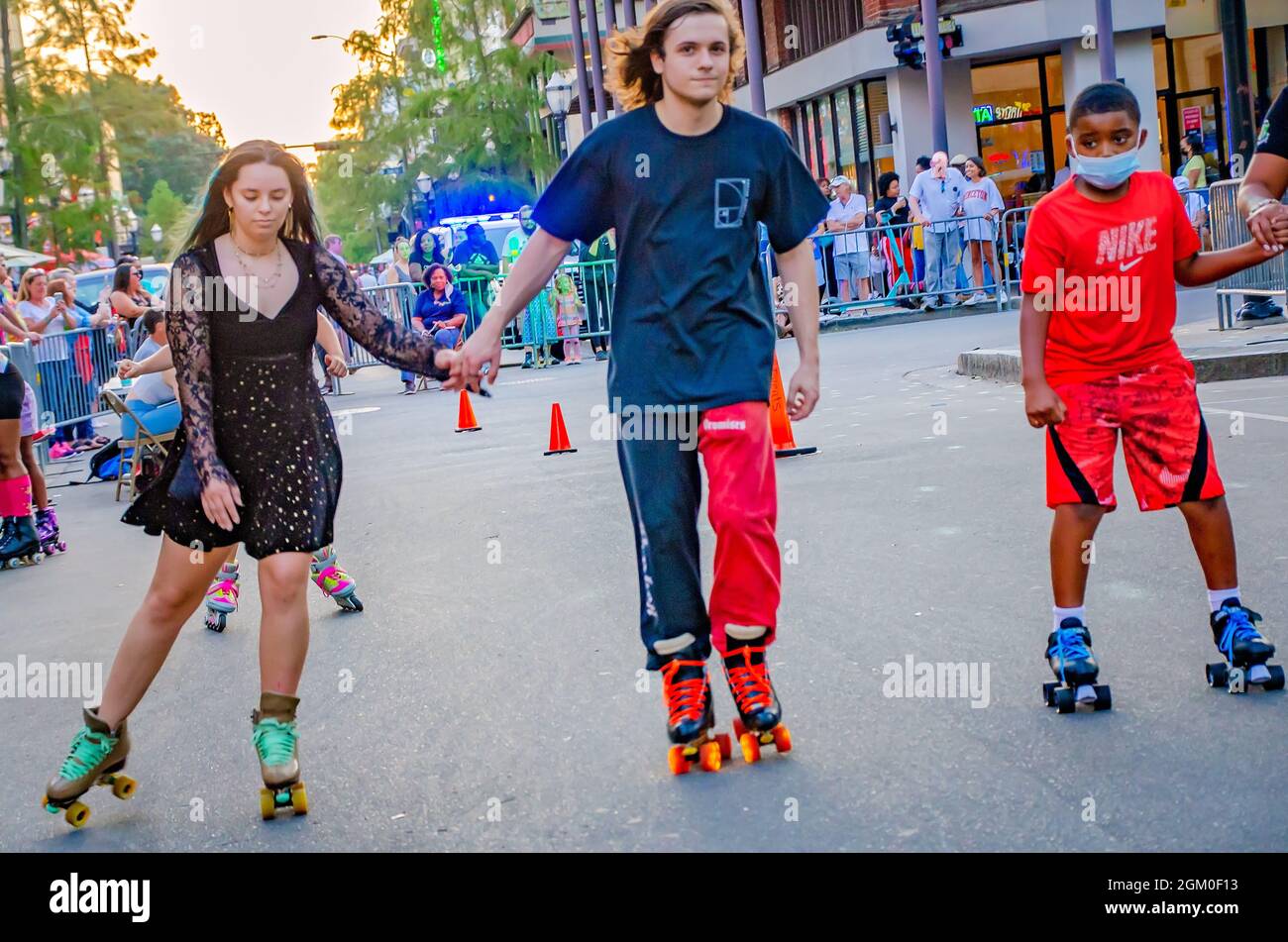 La gente scivola lungo Dauphin Street durante Roll Mobile, 10 settembre 2021, a Mobile, Alabama. La notte di skate si svolge mensilmente. Foto Stock