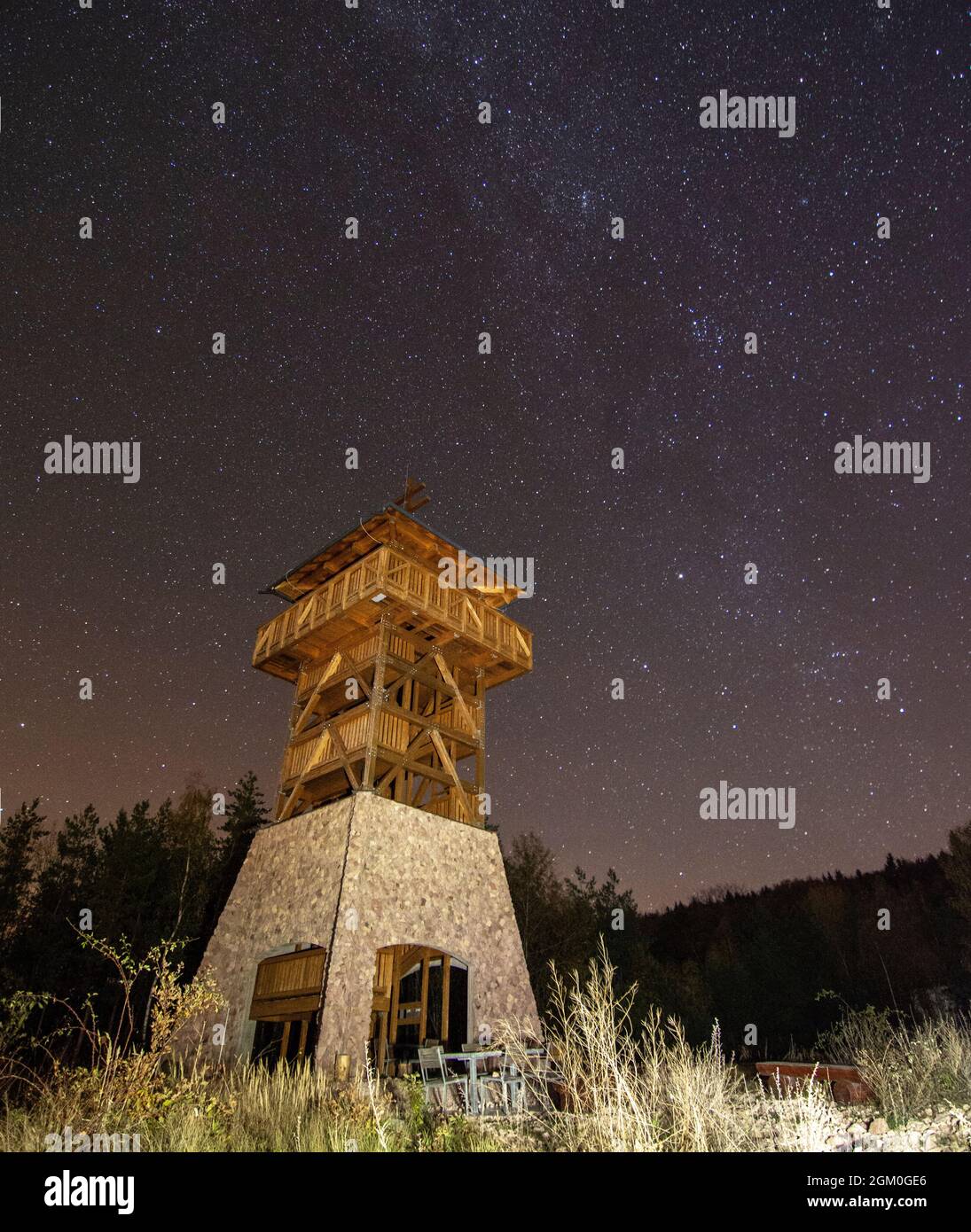 Lookout Tower Haj Nova Bana. Slovacchia. Torre di osservazione con cielo notturno sullo sfondo. Foto Stock