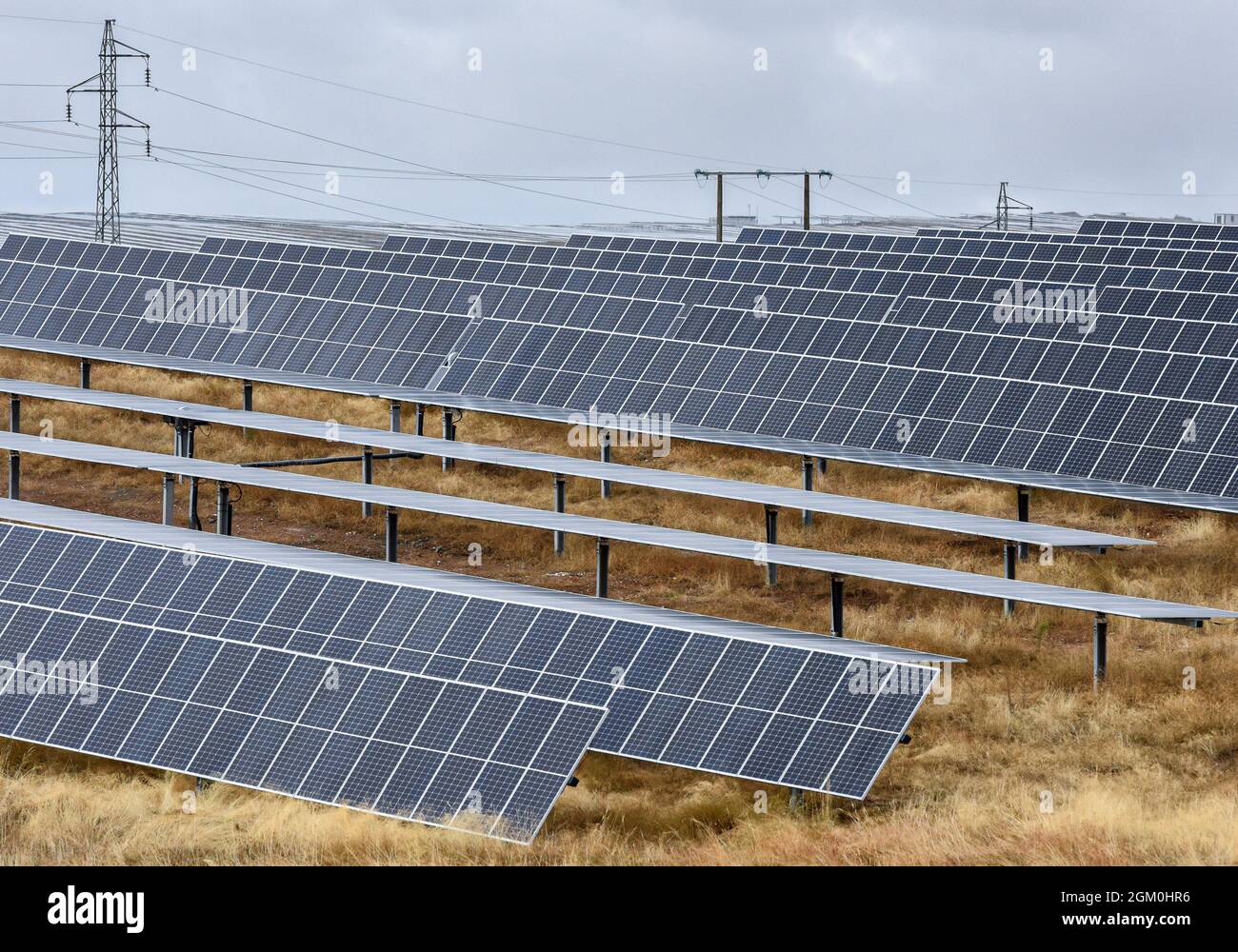 Ceclavon, Caceres, Spagna. 15 settembre 2021. L'impianto fotovoltaico della CeclavinÂ, costruito e gestito da Iberdrola con 850000 moduli e la potenza finale sarà di 328MW. Il governo spagnolo ha annunciato un'indagine contro la società energetica Iberdrola, a causa dello svuotamento improvviso di due serbatoi idroelettrici: Ricobayo (Zamora) e ValdecaÃ±AS (CÃceres), durante il picco del prezzo della produzione di energia. Iberdrola ha registrato una produzione di energia idroelettrica del 37.9% nel primo semestre dell'anno. Ora c'è un terzo caso possibile in corso di indagine, il secondo più grande Hydr spagnolo Foto Stock