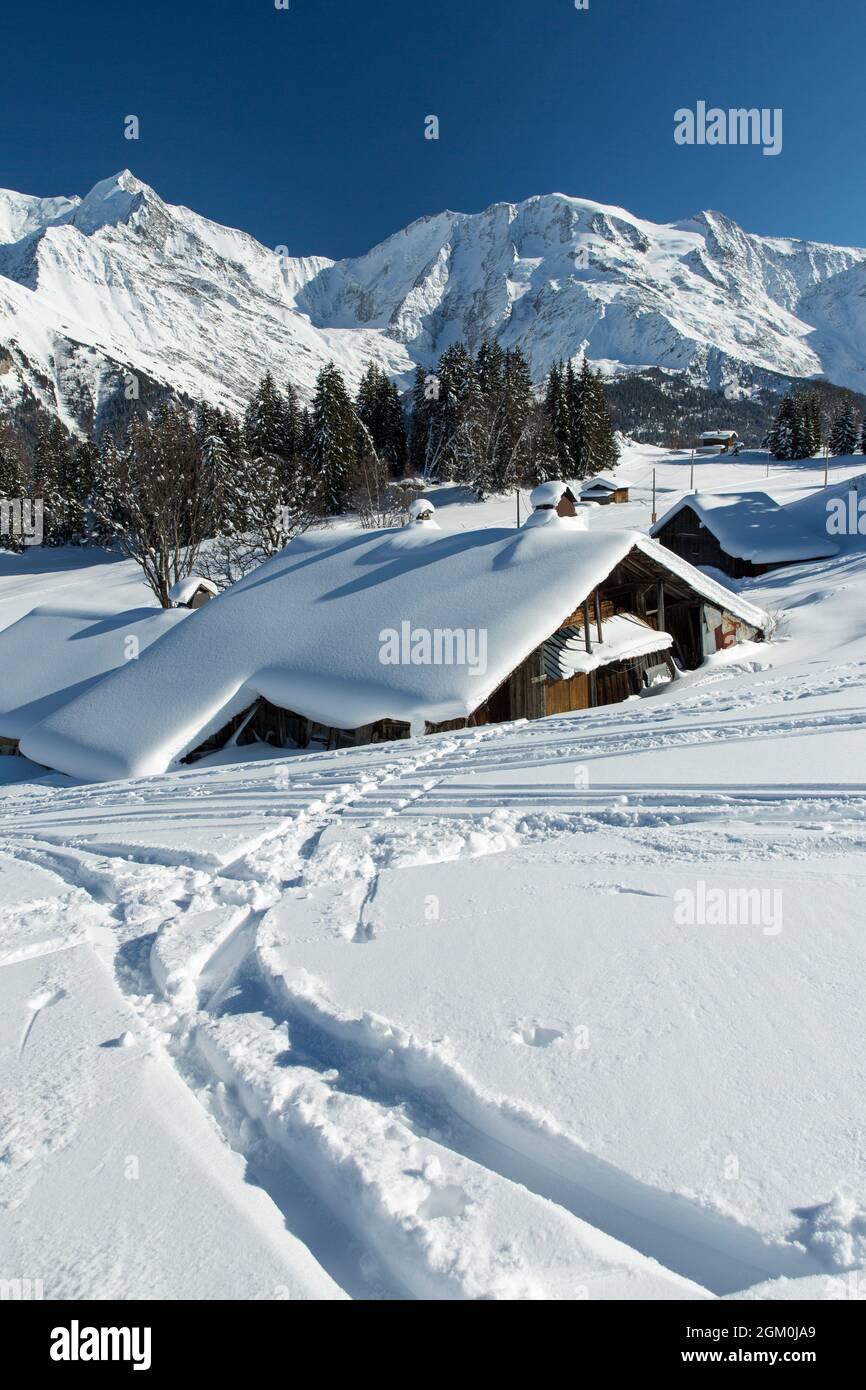 FRANCIA HAUTE-SAVOIE (74) SAINT-GERVAIS, FATTORIA A LIVELLO DI CROIX SOPRA IL VILLAGGIO DI SAINT-NICOLAS-DE-VEROCE E MONT-BLANC Foto Stock