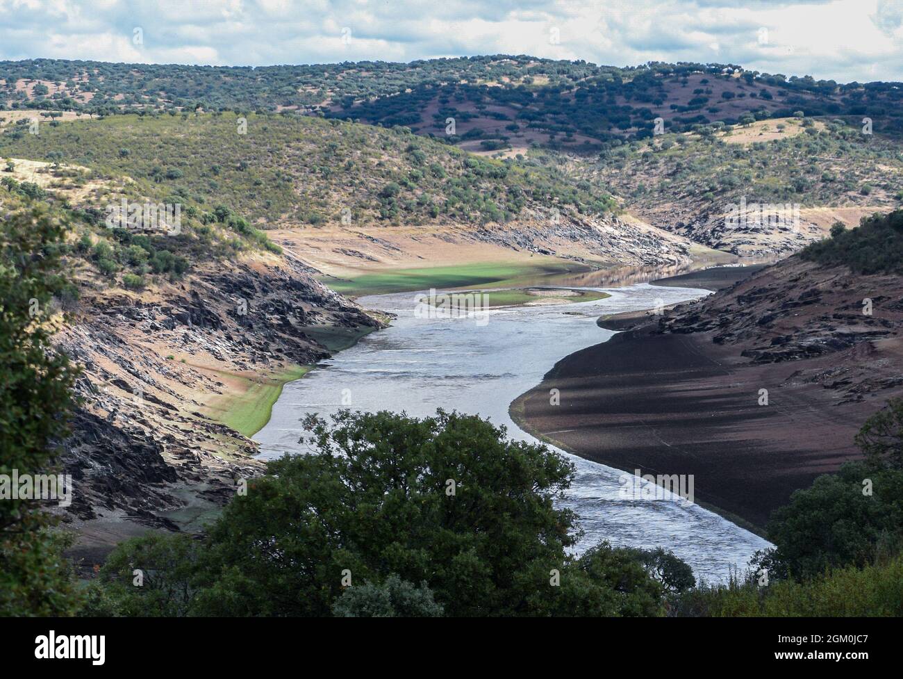 Ceclavon, Caceres, Spagna. 15 settembre 2021. Il secondo serbatoio idroelettrico spagnolo, José MarÃ-a de Oriol - AlcÃntara II, gestito da Iberdrola, visto con un livello d'acqua insolito basso, all'altezza di Cachorrilla in CÃceres. Il governo spagnolo ha annunciato un'indagine contro la società energetica, Iberdrola, a causa dello svuotamento improvviso di due serbatoi idroelettrici: Ricobayo (Zamora) e ValdecaÃ±AS (CÃceres), durante il picco del prezzo della produzione di energia. Iberdrola ha registrato una produzione di energia idroelettrica del 37.9% nel primo semestre dell'anno. Ora c'è un terzo Foto Stock