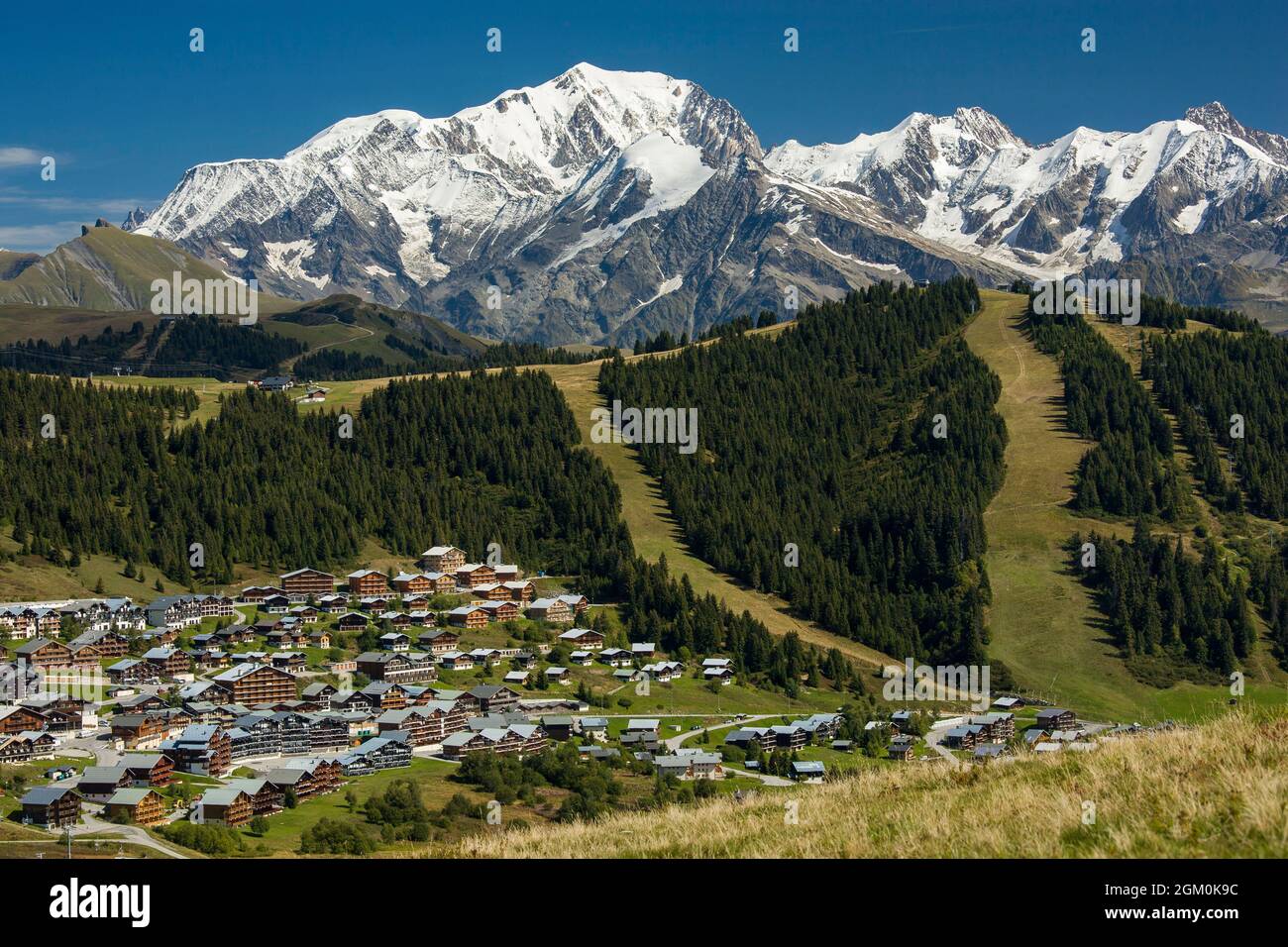 FRANCIA SAVOIA (73) LES SAISIES, SCI RESSORT IN ESTATE E IL MONTE BIANCO, BEAUFORTAIN MASSICCIO Foto Stock