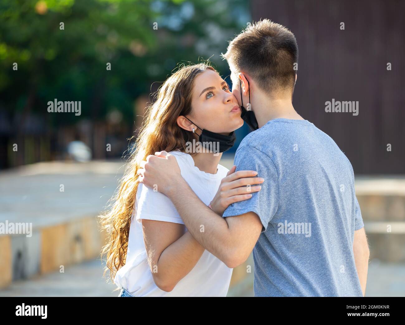 Ragazza bacia un ragazzo Foto Stock