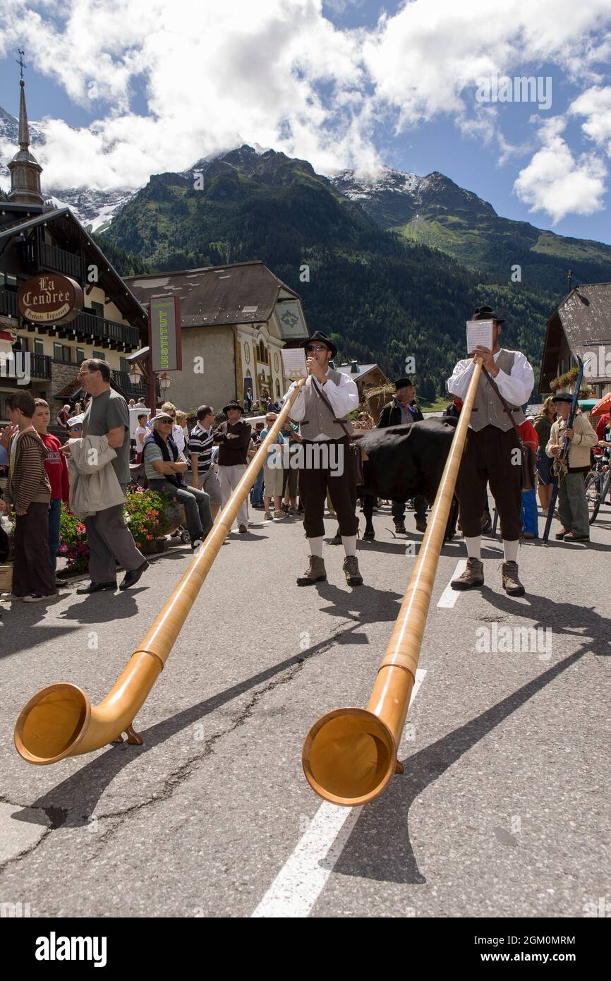 FRANCIA HAUTE-SAVOIE (74) LES CONTAMINES-MONTJOIE, FESTA DEL VILLAGGIO (ARTIGIANATO ANTICO) MODELLO ALPHORNS REALEASE NON DISPONIBILE Foto Stock
