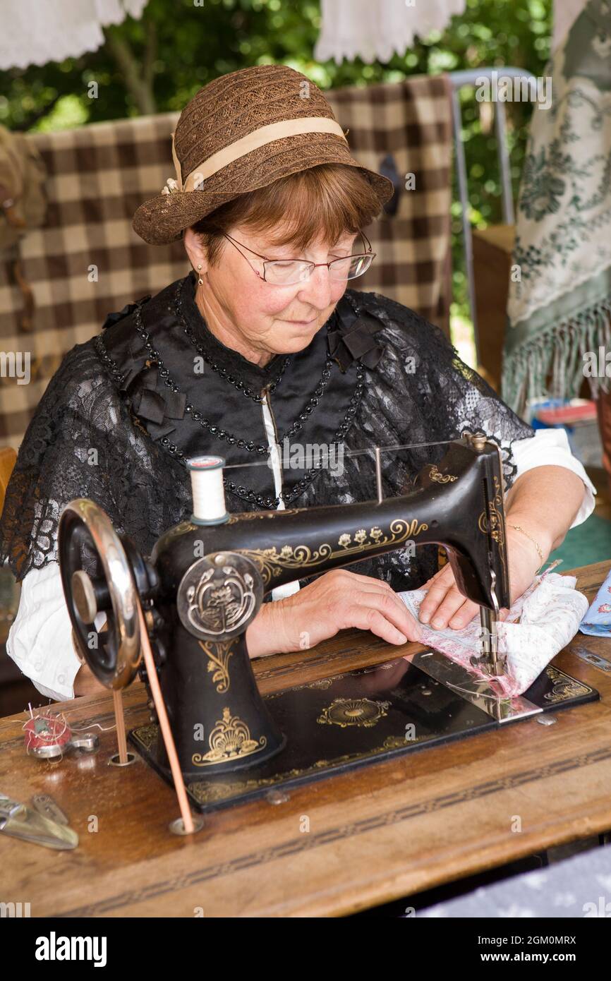 FRANCIA HAUTE-SAVOIE (74) LES CONTAMINES-MONTJOIE, FESTA DEL VILLAGGIO (MESTIERI ANTICHI) SEAMSTRESS MODELLO REALEASE NON DISPONIBILE Foto Stock