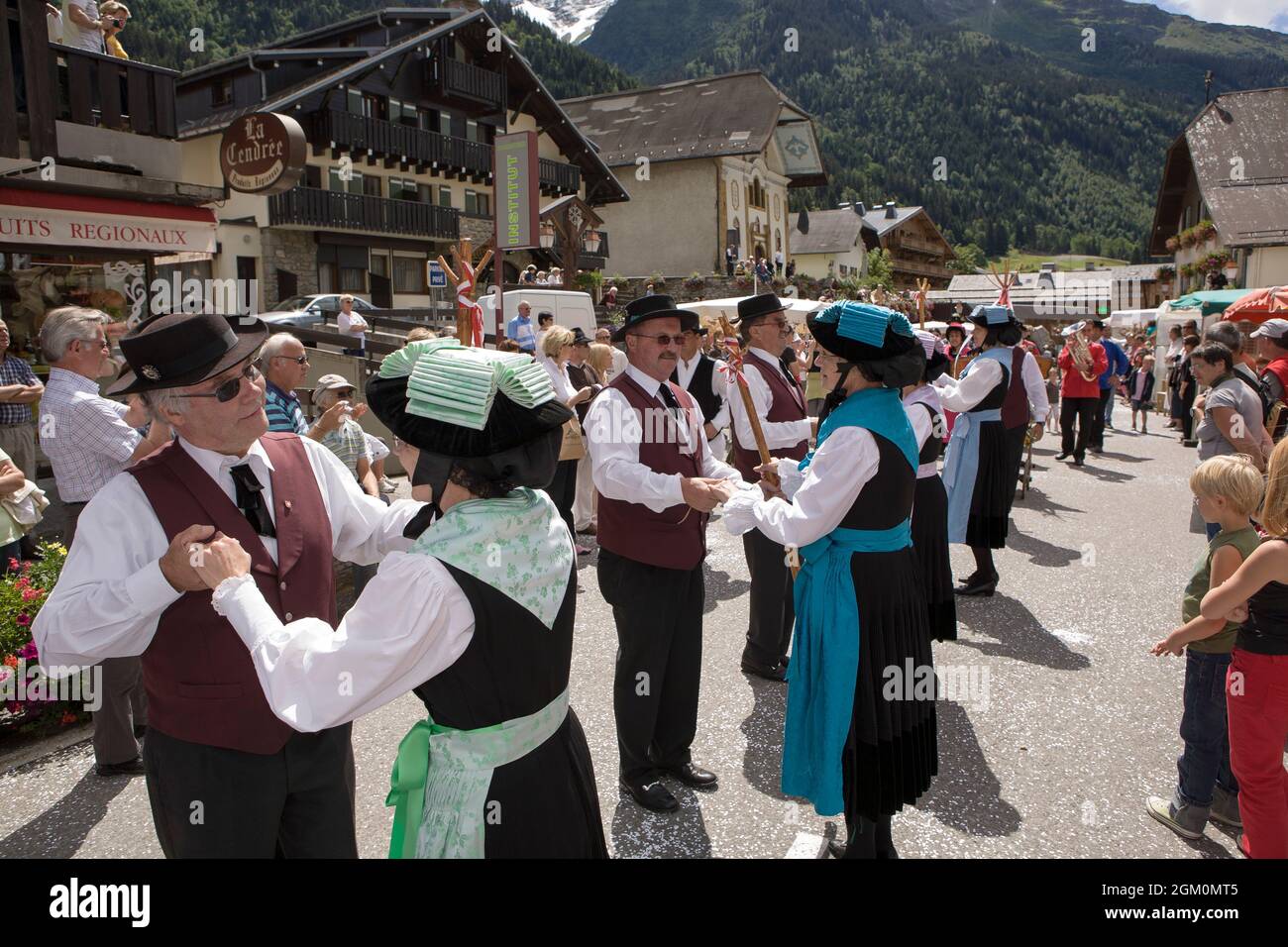 FRANCIA HAUTE-SAVOIE (74) LES CONTAMINES-MONTJOIE, FESTA DEL VILLAGGIO (MESTIERI ANTICHI) DANZE POPOLARI MODELLO REALEASE NON DISPONIBILE Foto Stock