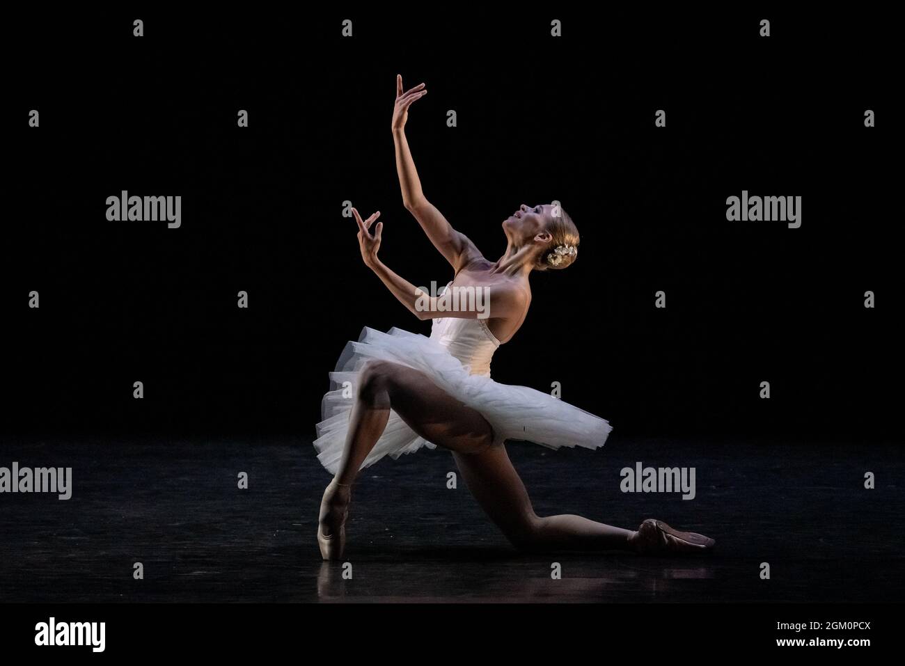 Suite en blanc (sigaretta solo) ballato da Natalia de Froberville. Gala del balletto ucraino a Sadler’s Wells, Londra, Regno Unito Foto Stock