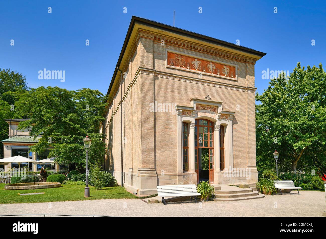 Baden-Baden, Germania - Luglio 2021: Vista laterale della storica pompa casa chiamata 'Trinkhalle' accanto al caffè Foto Stock