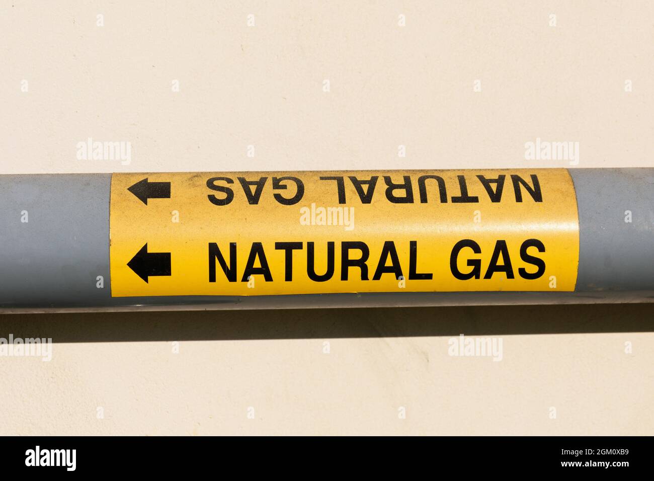 Indicatore di gas naturale sul tubo con una freccia per indicare il flusso. Foto Stock