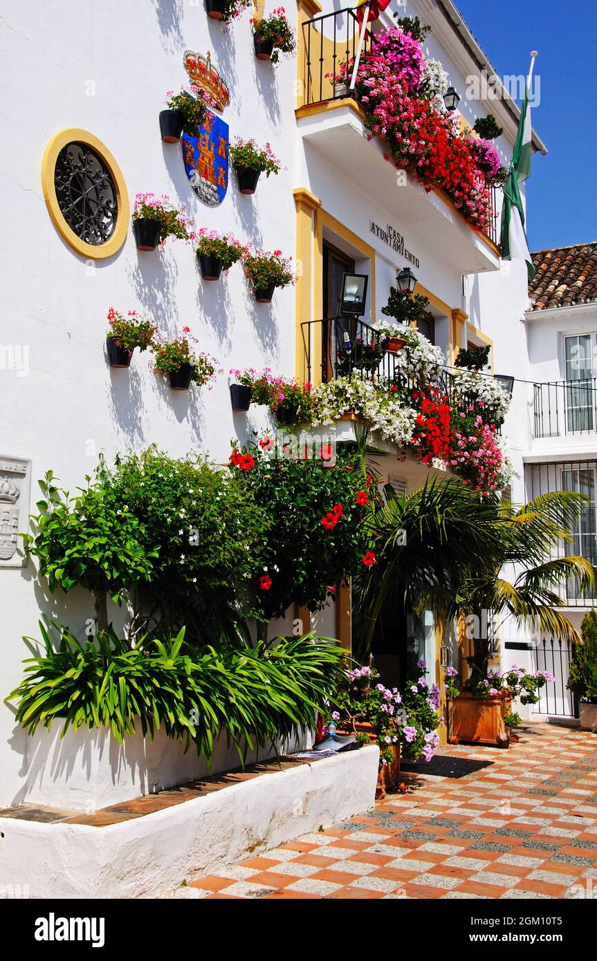 Veduta del municipio (Ayuntamiento) adornato con bei fiori, Benahavis, Spagna. Foto Stock